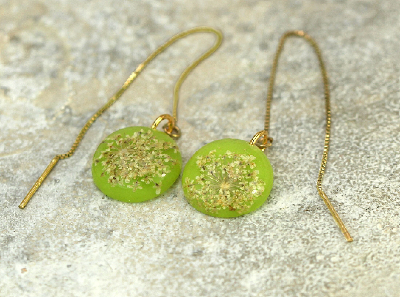 Baby's breath threader earrings. Sterling gold plated. Real dried flowers in light green resin. Delicate 925 silver chain earrings.